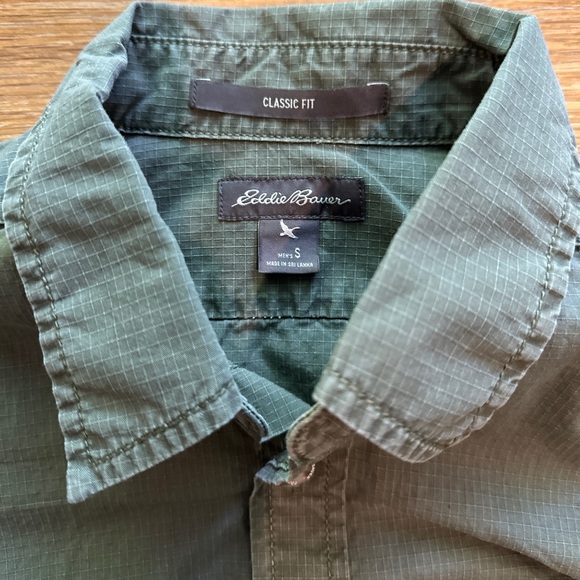 Eddie Bauer, *NWOT* Classic Fit, Button short-sleeved shirt. - Picture 5 of 5